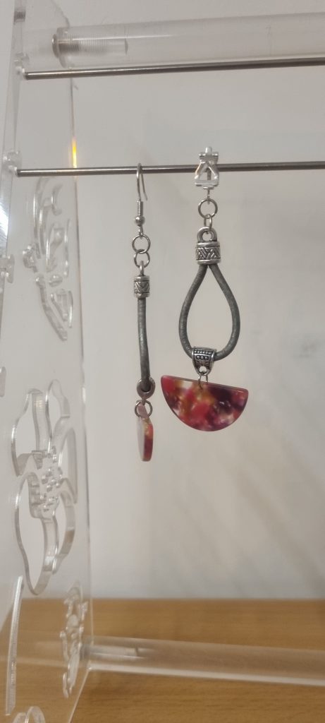 Boucles d'oreilles cuir rond gris et pendentif demi lune en acétate
