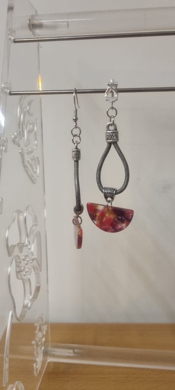 Boucles d'oreilles cuir rond gris et pendentif demi lune en acétate