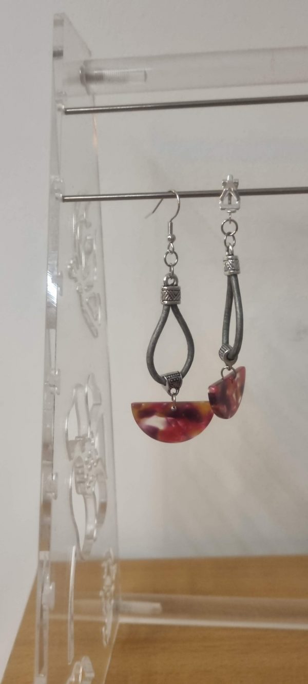 Boucles d'oreilles cuir rond gris et pendentif demi lune en acétate