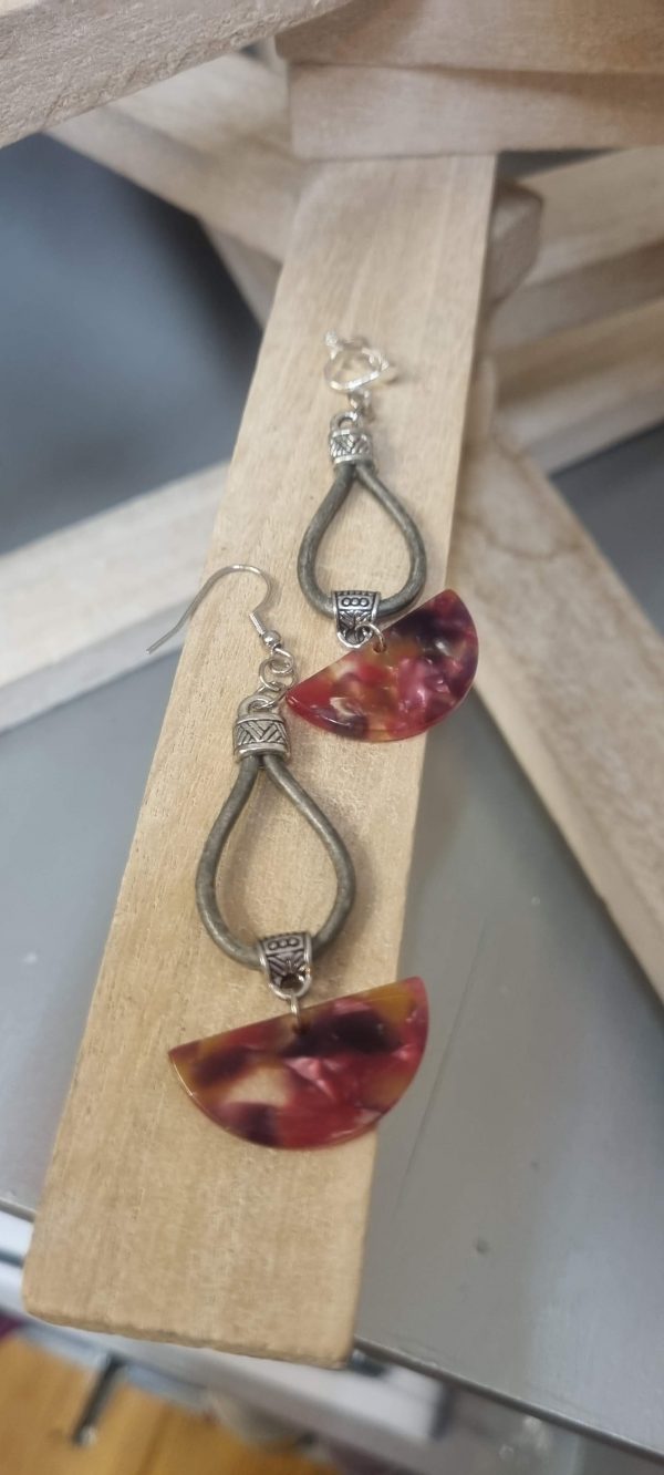 Boucles d'oreilles cuir rond gris et pendentif demi lune en acétate