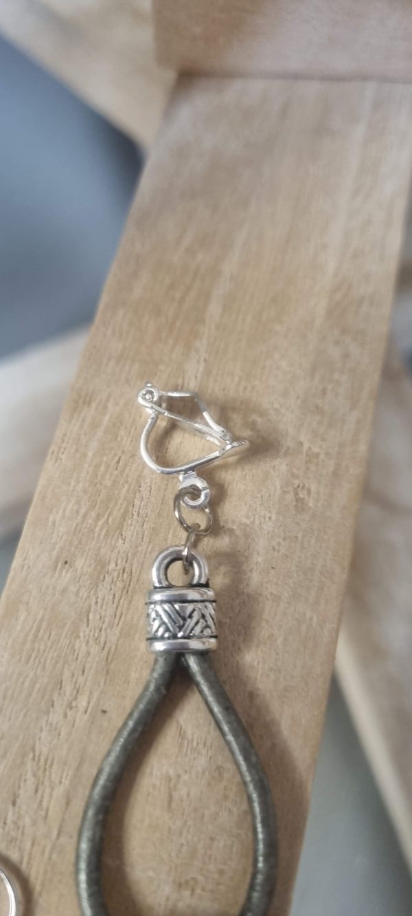 Boucles d'oreilles cuir rond gris et pendentif demi lune en acétate