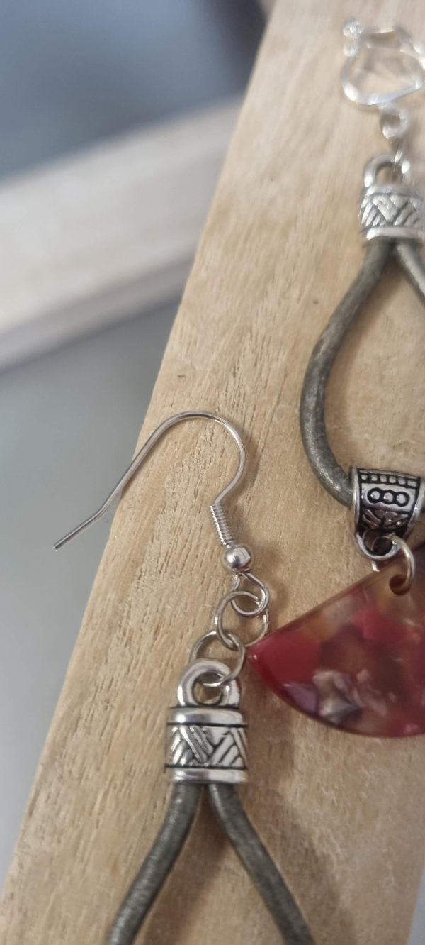 Boucles d'oreilles cuir rond gris et pendentif demi lune en acétate