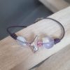 Bracelet enfant ado en cuir rond violet, son oiseau argenté et ses perles en verre