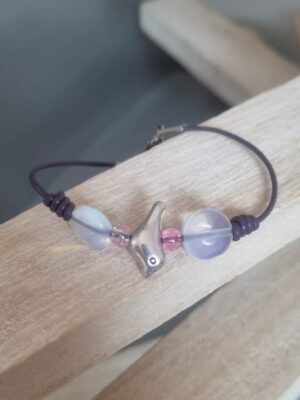 Bracelet enfant ado en cuir rond violet, son oiseau argenté et ses perles en verre