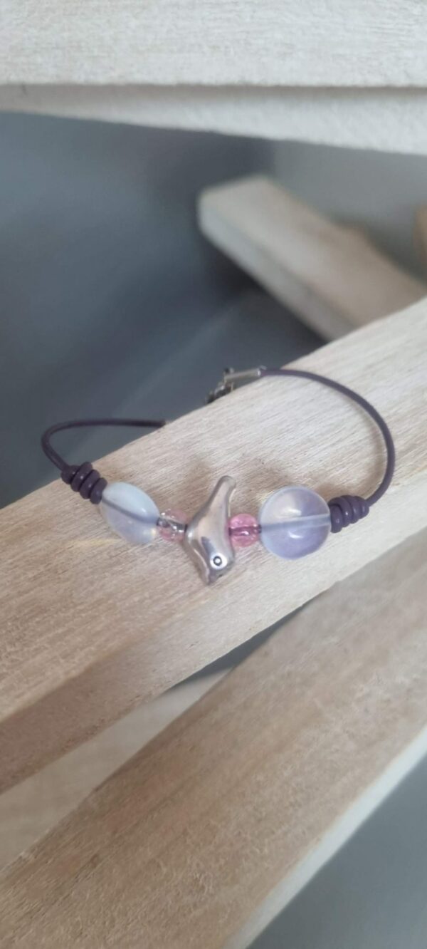 Bracelet enfant ado en cuir rond violet, son oiseau argenté et ses perles en verre