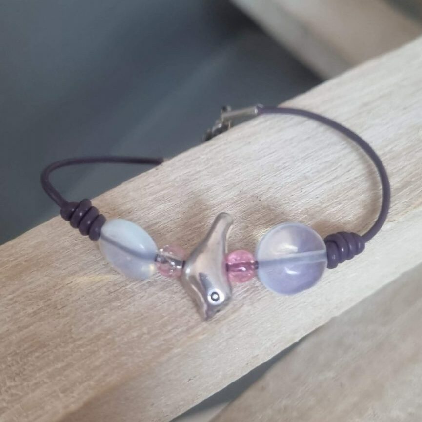 Bracelet enfant ado en cuir rond violet, son oiseau argenté et ses perles en verre