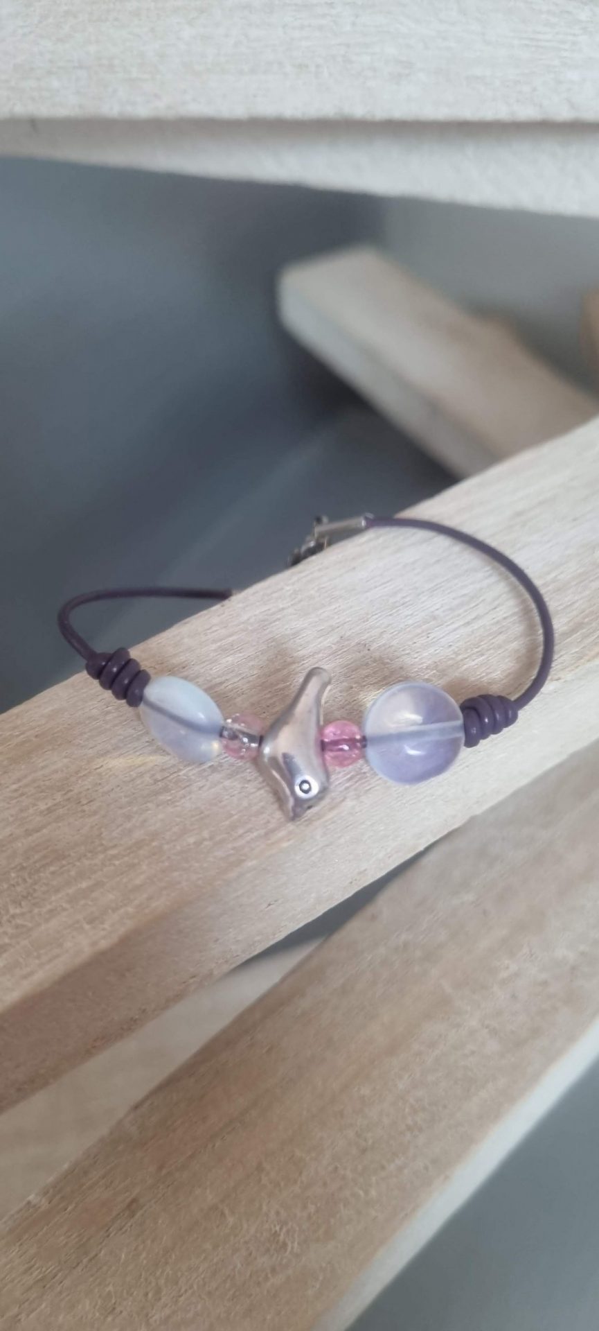 Bracelet enfant ado en cuir rond violet, son oiseau argenté et ses perles en verre