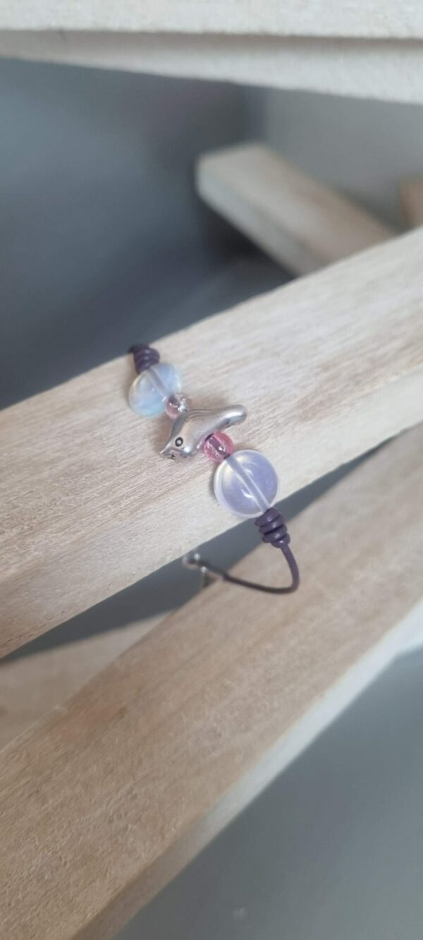 Bracelet enfant ado en cuir rond violet, son oiseau argenté et ses perles en verre