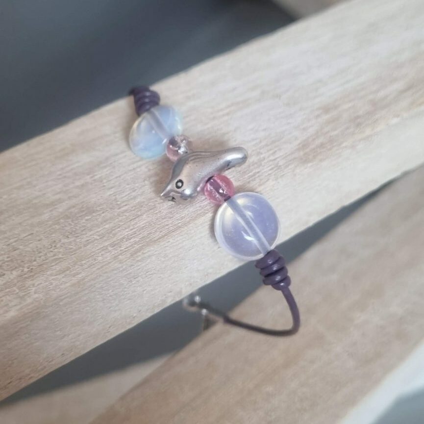 Bracelet enfant ado en cuir rond violet, son oiseau argenté et ses perles en verre