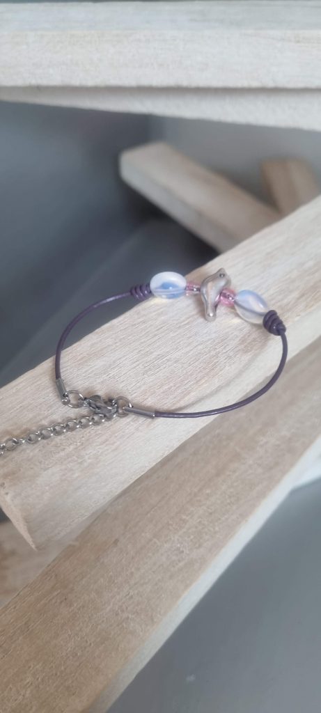 Bracelet enfant ado en cuir rond violet, son oiseau argenté et ses perles en verre