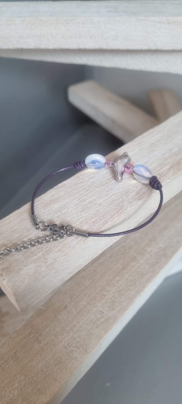 Bracelet enfant ado en cuir rond violet, son oiseau argenté et ses perles en verre