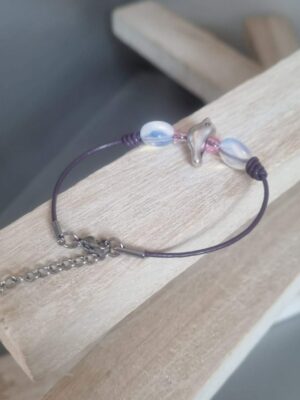 Bracelet enfant ado en cuir rond violet, son oiseau argenté et ses perles en verre