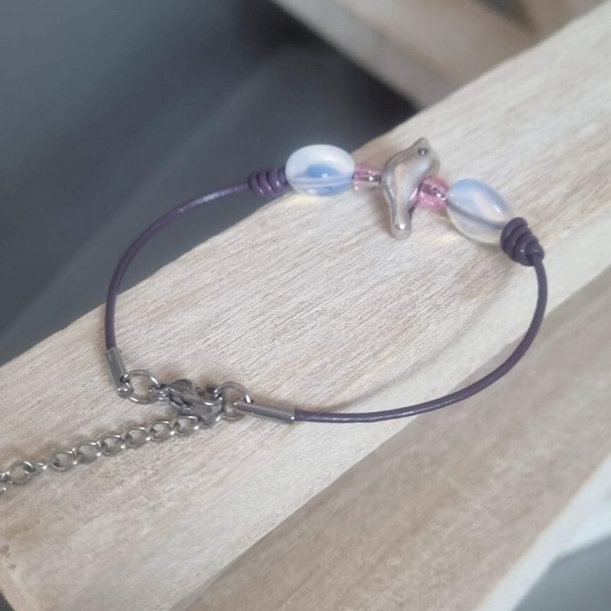 Bracelet enfant ado en cuir rond violet, son oiseau argenté et ses perles en verre