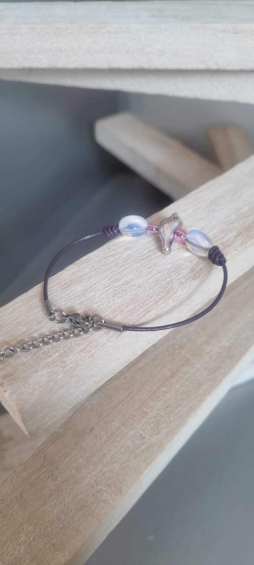 Bracelet enfant ado en cuir rond violet, son oiseau argenté et ses perles en verre