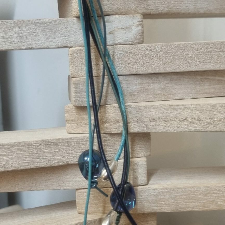 Collier femme sautoir en cuir rond bleu et perles en verre