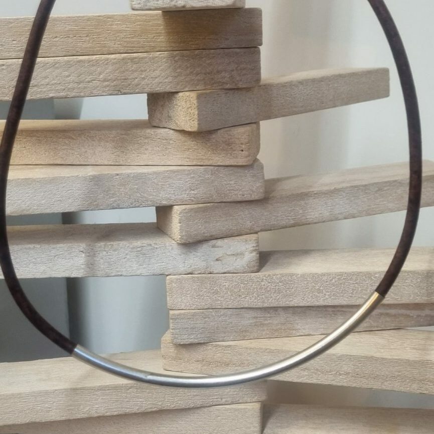 Collier mixte en cuir rond marron 4 mm et tube en argent