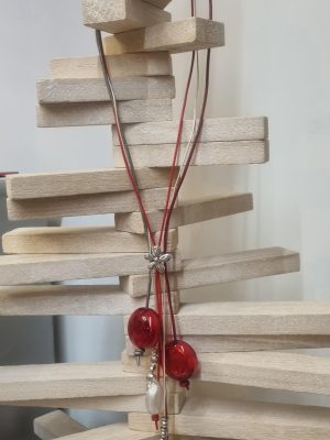 Collier sautoir femme en cuir rond rouge, gris et doré, perles en verre rouge et blanche et perles argentées