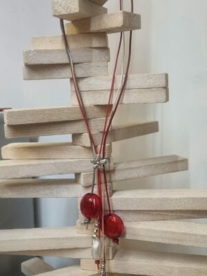 Collier sautoir femme en cuir rond rouge, gris et doré, perles en verre rouge et blanche et perles argentées