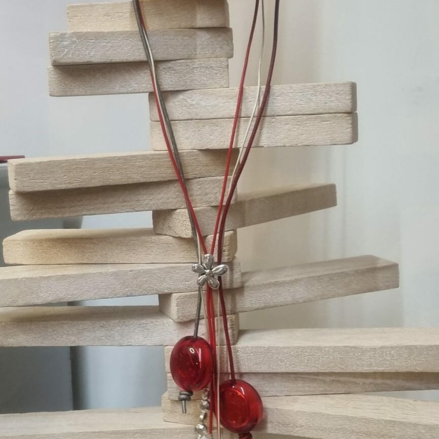 Collier sautoir femme en cuir rond rouge, gris et doré, perles en verre rouge et blanche et perles argentées