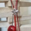 Collier sautoir femme en cuir rond rouge, gris et doré, perles en verre rouge et blanche et perles argentées