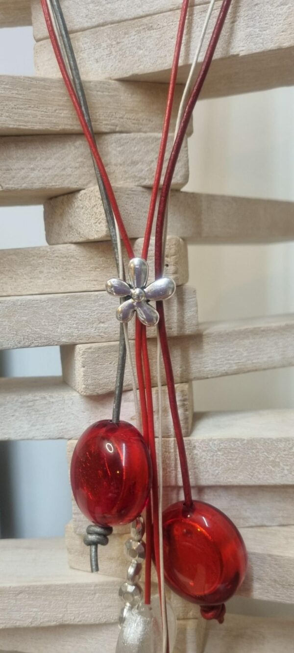 Collier sautoir femme en cuir rond rouge, gris et doré, perles en verre rouge et blanche et perles argentées