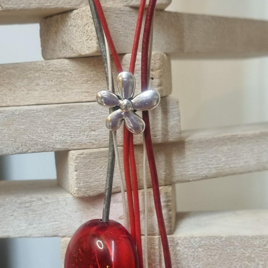 Collier sautoir femme en cuir rond rouge, gris et doré, perles en verre rouge et blanche et perles argentées