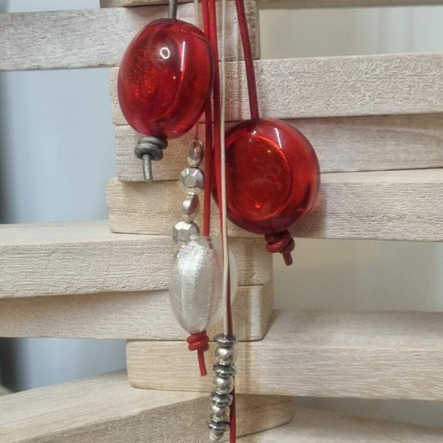 Collier sautoir femme en cuir rond rouge, gris et doré, perles en verre rouge et blanche et perles argentées