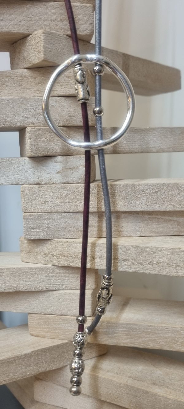 Collier sautoir en cuir rond gris et violet, passant et perles argentées