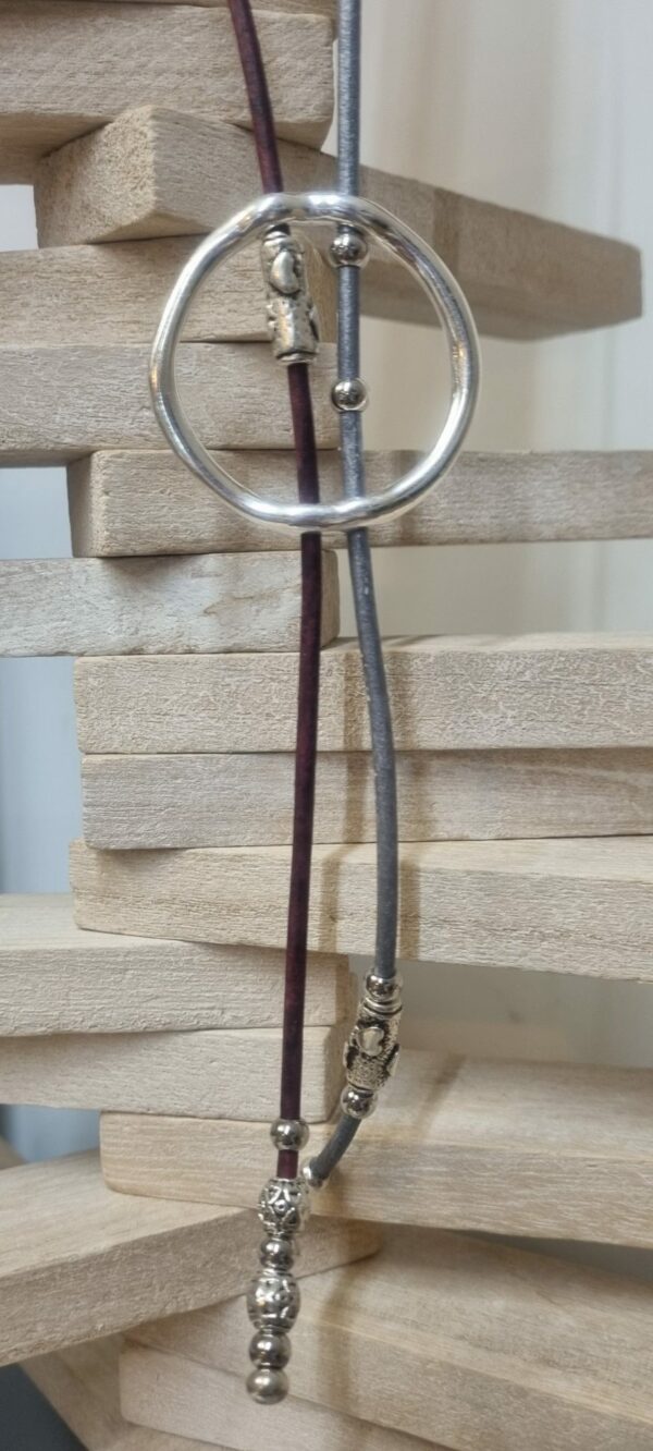 Collier sautoir en cuir rond gris et violet, passant et perles argentées