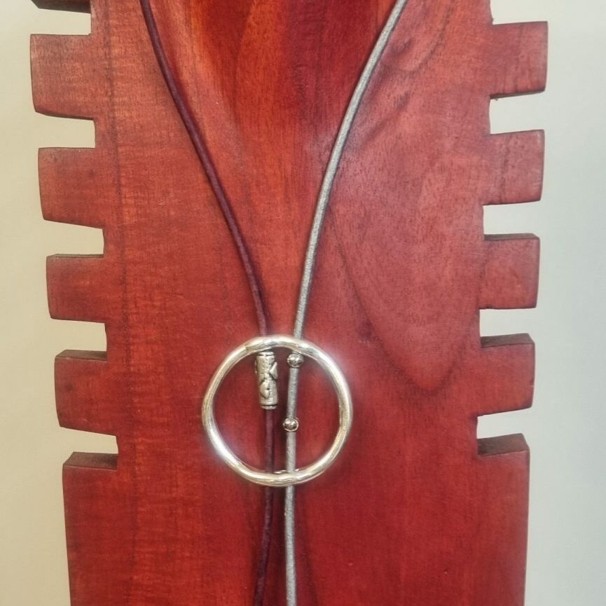 Collier sautoir en cuir rond gris et violet, passant et perles argentées