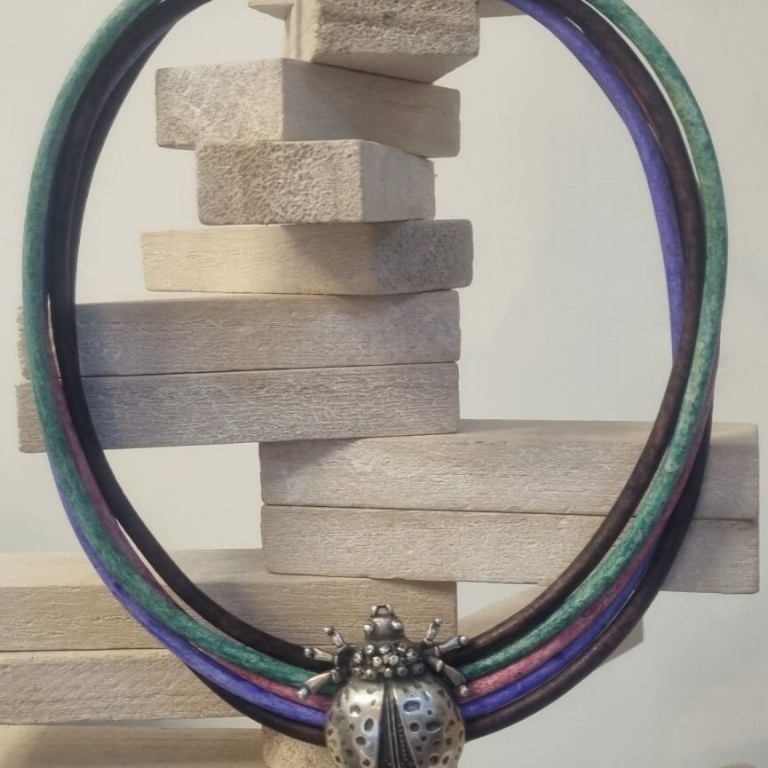 Collier cuir rond 4mm et scarabée argenté