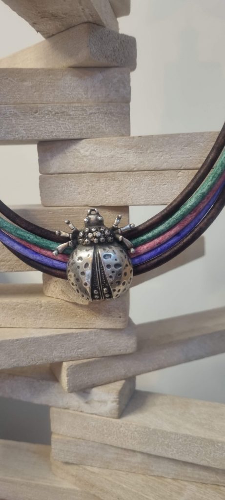 Collier cuir rond 4mm et scarabée argenté