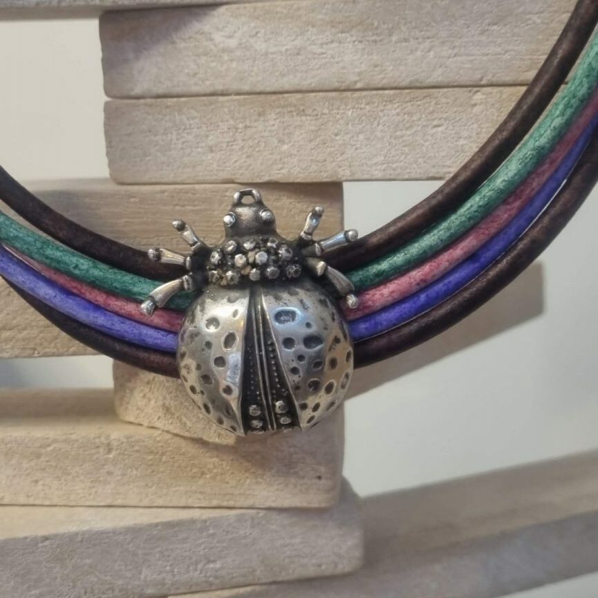 Collier cuir rond 4mm et scarabée argenté