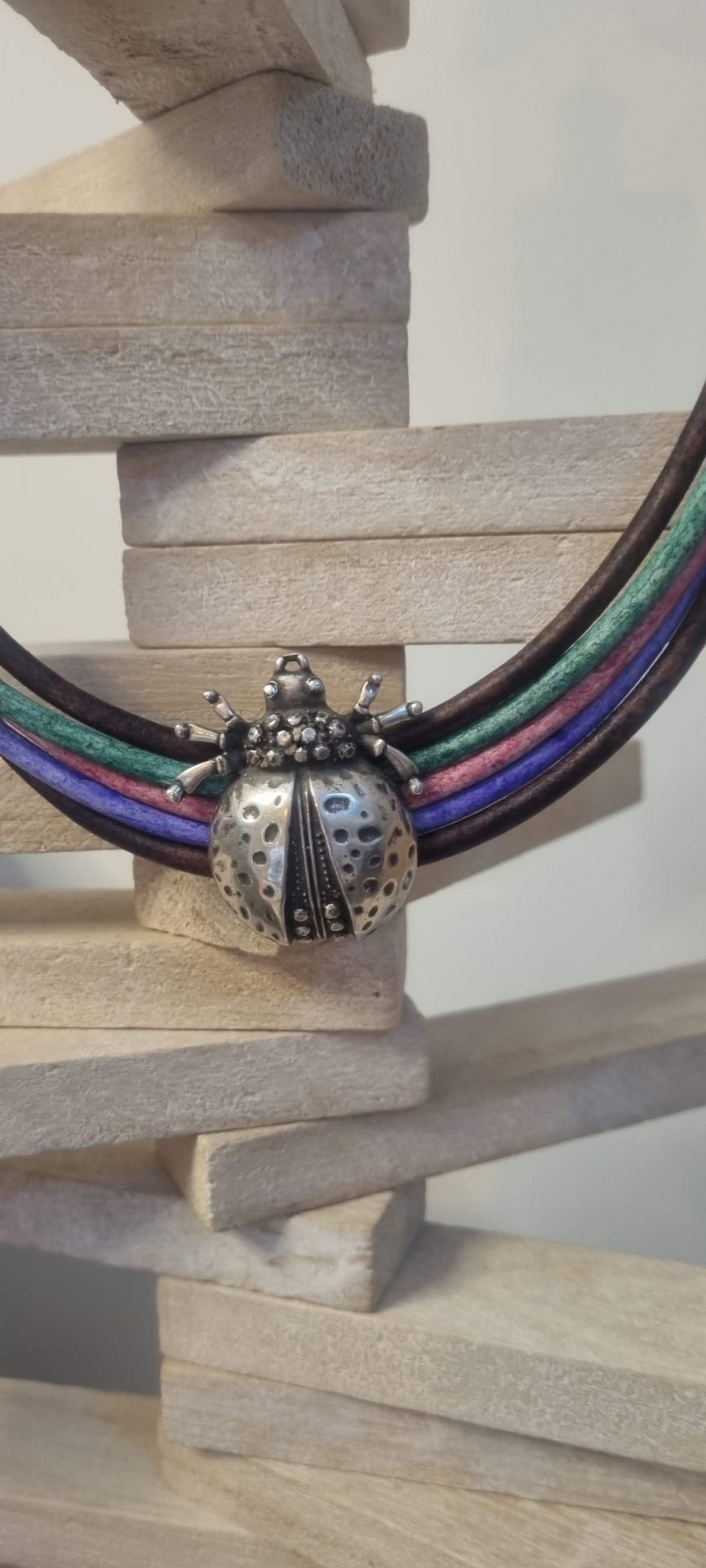 Collier cuir rond 4mm et scarabée argenté
