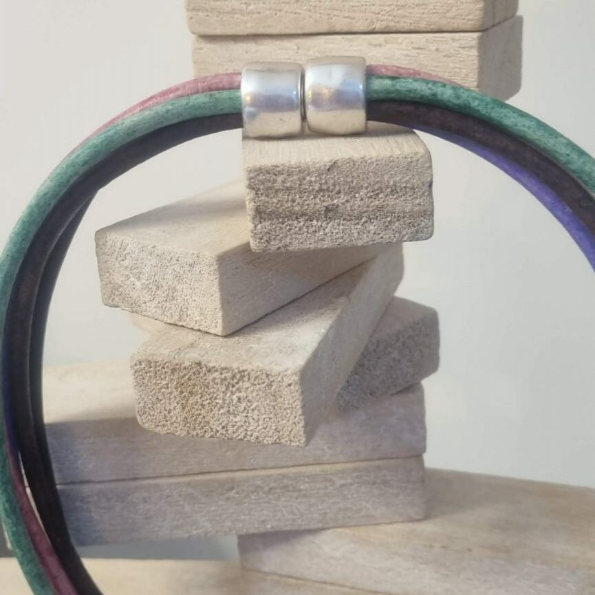 Collier cuir rond 4mm et scarabée argenté