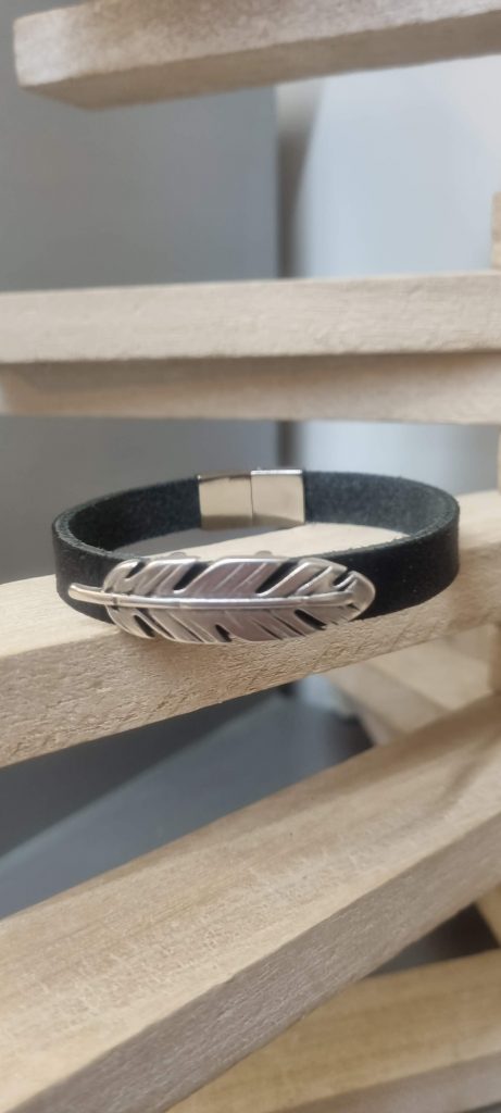 Bracelet homme en cuir plat noir et sa plume argentée