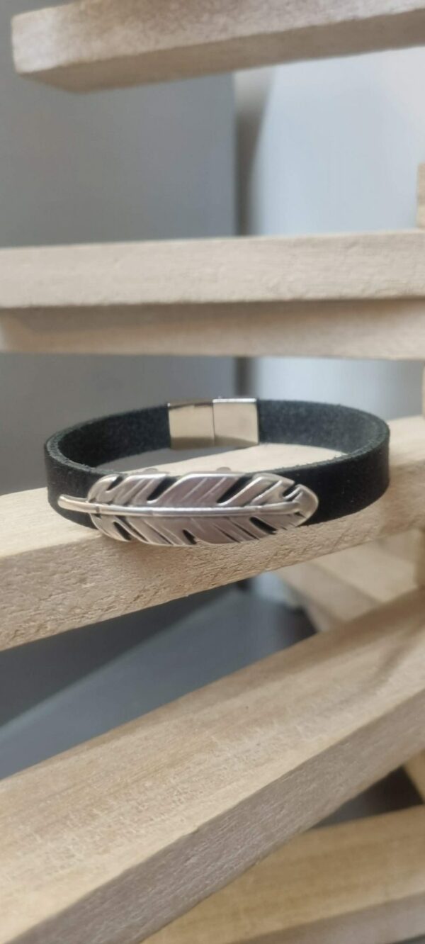 Bracelet homme en cuir plat noir et sa plume argentée