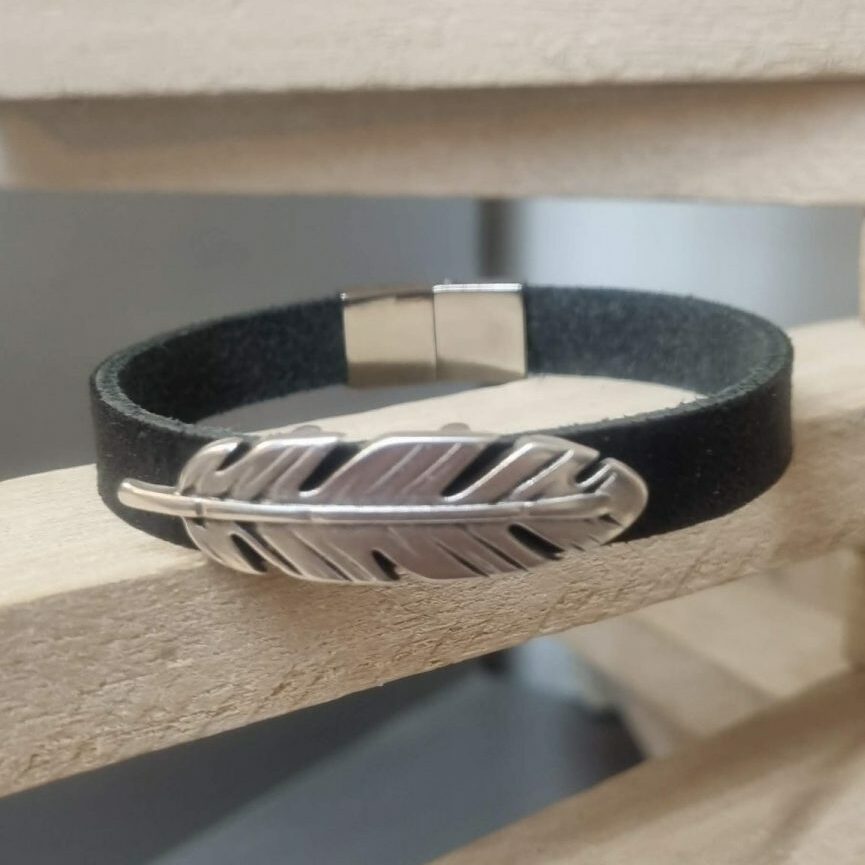 Bracelet homme en cuir plat noir et sa plume argentée
