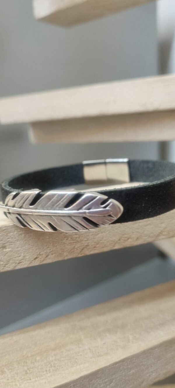 Bracelet homme en cuir plat noir et sa plume argentée