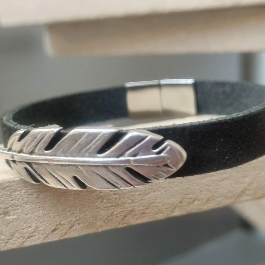 Bracelet homme en cuir plat noir et sa plume argentée