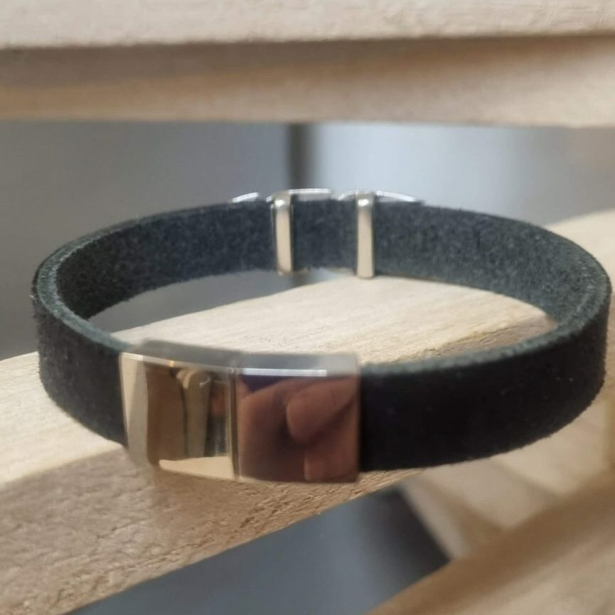 Bracelet homme en cuir plat noir et sa plume argentée
