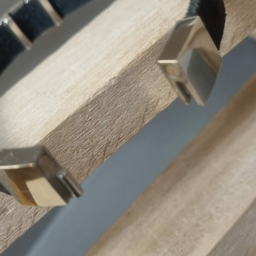 Bracelet homme en cuir plat noir et sa plume argentée