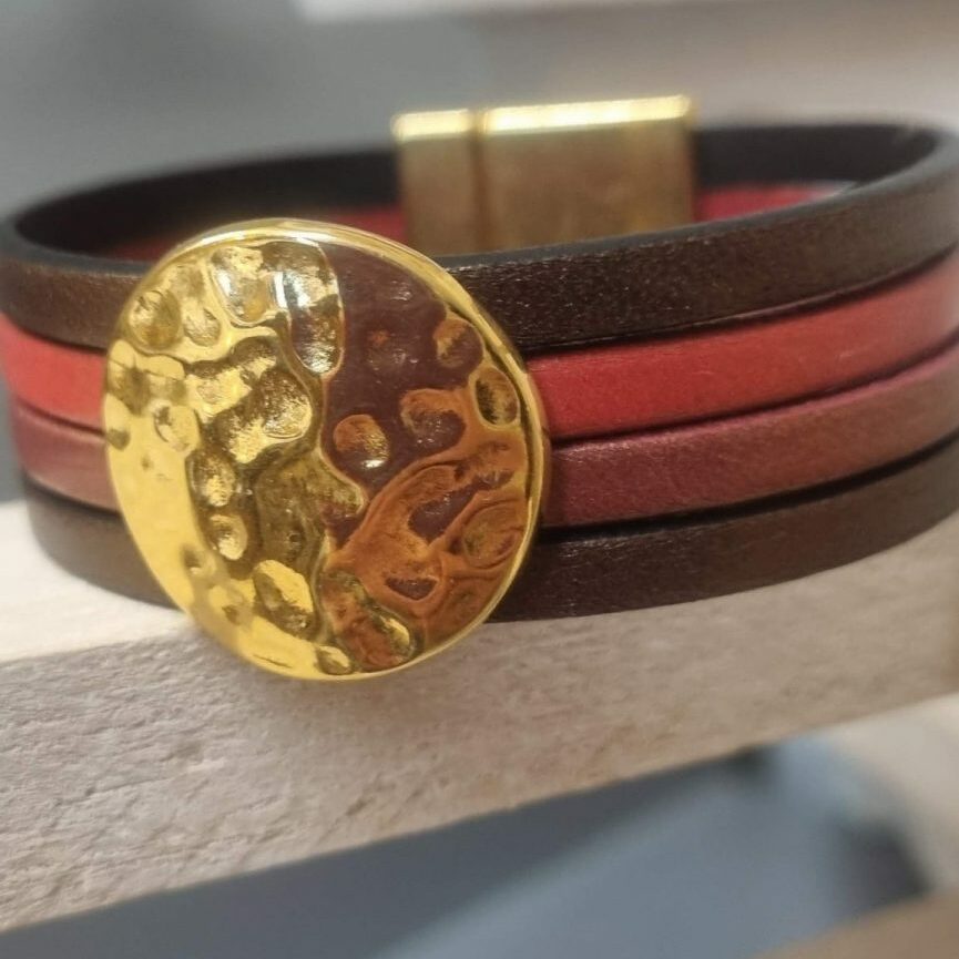 Bracelet femme 20mm en cuir et pastille dorée martelée