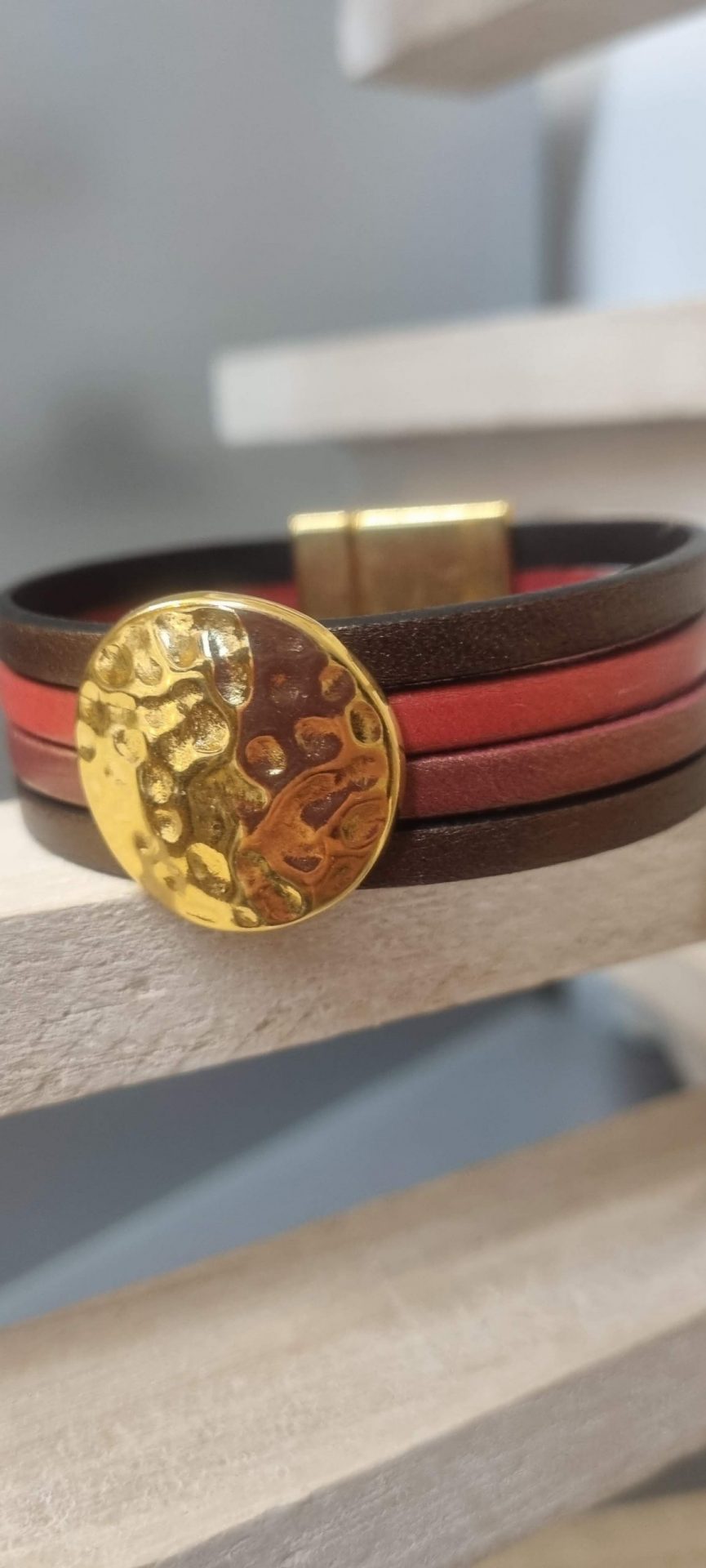 Bracelet femme 20mm en cuir et pastille dorée martelée