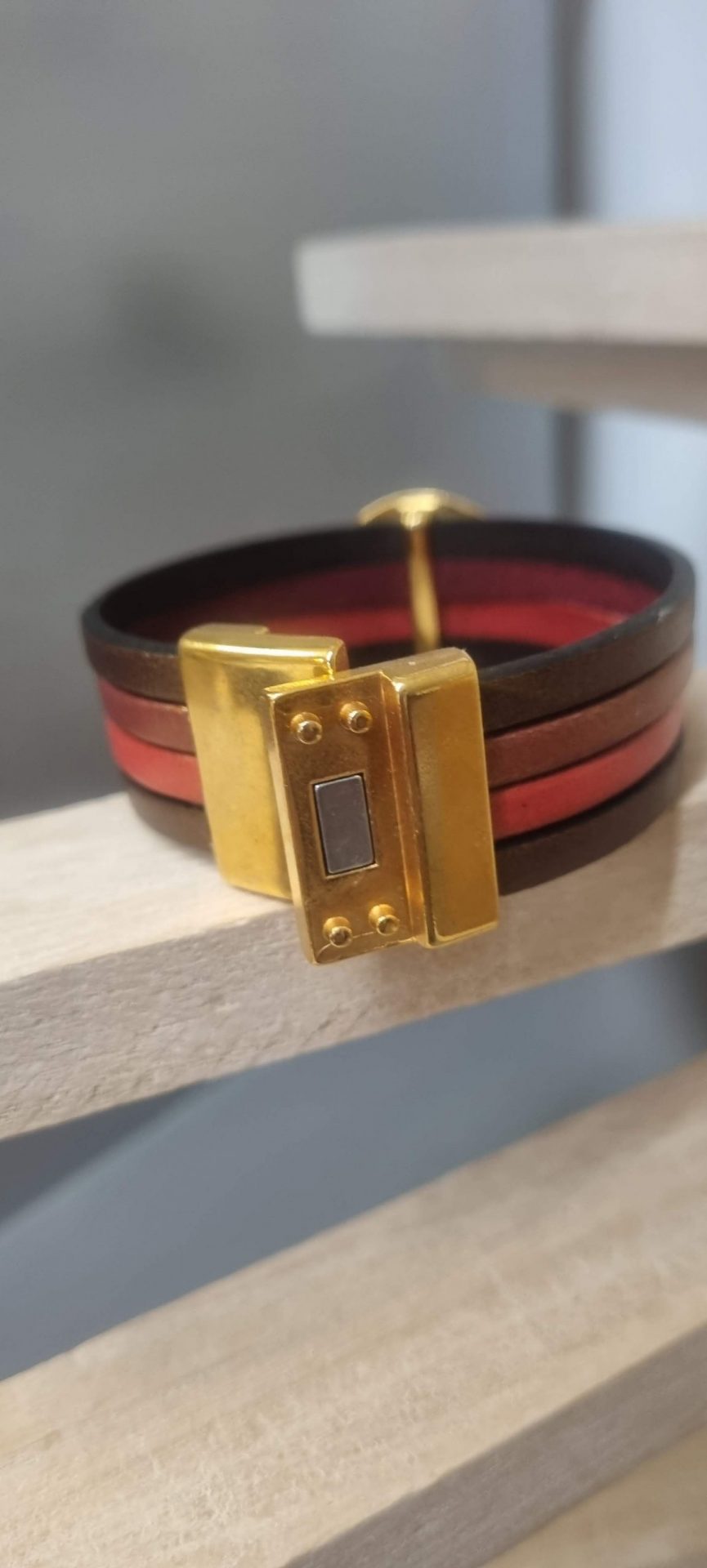 Bracelet femme 20mm en cuir et pastille dorée martelée
