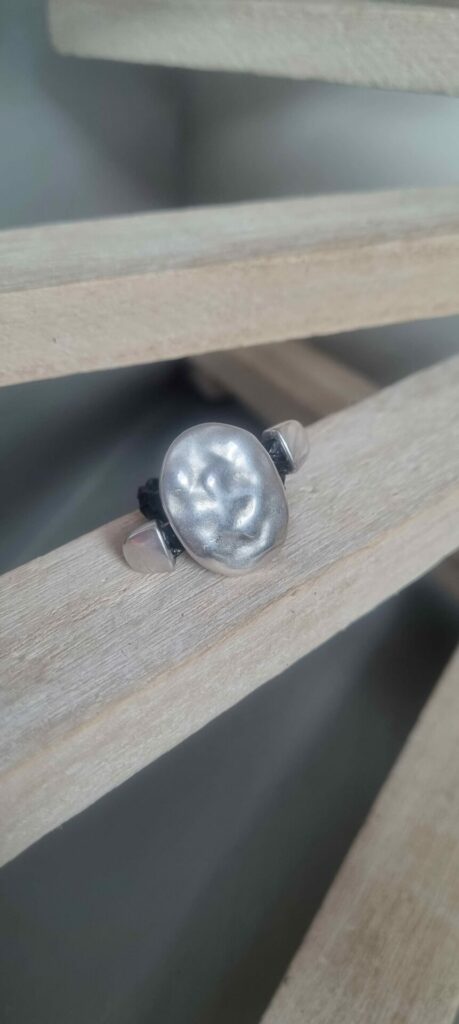 Bague femme en cuir tressé noir, pastille argentée