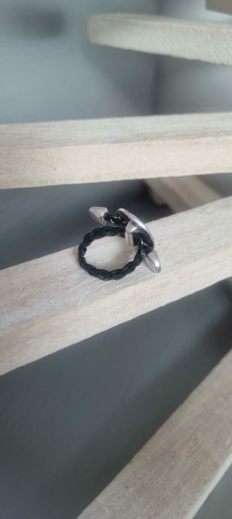 Bague femme en cuir tressé noir, pastille argentée