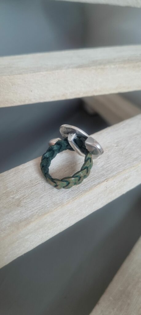 Bague femme en cuir tressé vert, pastille argentée