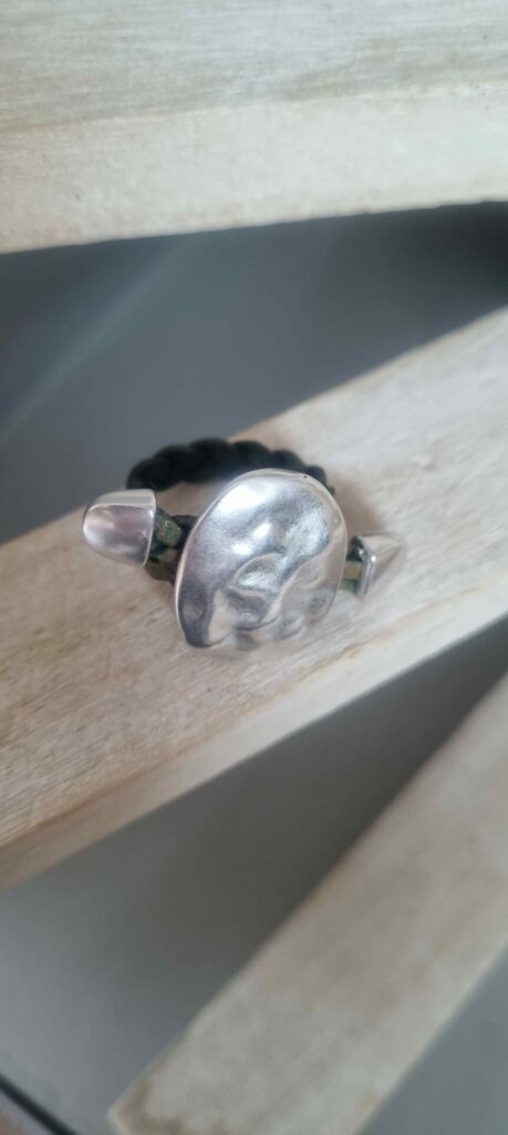 Bague femme en cuir tressé vert, pastille argentée
