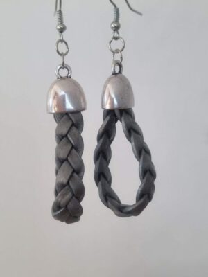 Boucles d'oreille femme cuir plat gris tressé